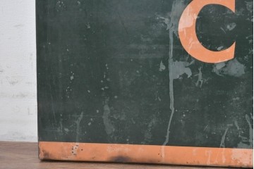イギリスアンティーク　1930年から1950年頃　CHARRINGTON　グリーンとオレンジのカラーリングがお洒落な看板　(R-089298)