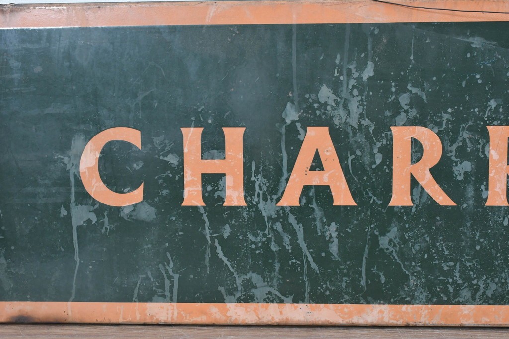 イギリスアンティーク　1930年から1950年頃　CHARRINGTON　グリーンとオレンジのカラーリングがお洒落な看板　(R-089298)