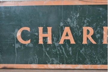イギリスアンティーク　1930年から1950年頃　CHARRINGTON　グリーンとオレンジのカラーリングがお洒落な看板　(R-089298)