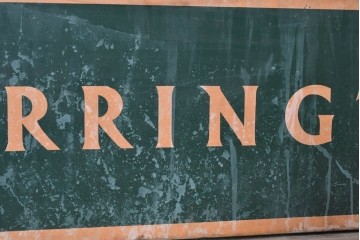 イギリスアンティーク　1930年から1950年頃　CHARRINGTON　グリーンとオレンジのカラーリングがお洒落な看板　(R-089298)