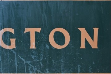 イギリスアンティーク　1930年から1950年頃　CHARRINGTON　グリーンとオレンジのカラーリングがお洒落な看板　(R-089298)