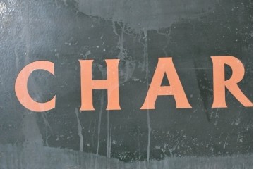 イギリスアンティーク　1930年から1950年頃　CHARRINGTON　グリーンとオレンジのカラーリングがお洒落な看板　(R-089299)
