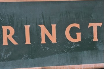 イギリスアンティーク　1930年から1950年頃　CHARRINGTON　グリーンとオレンジのカラーリングがお洒落な看板　(R-089299)