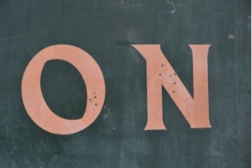 イギリスアンティーク　1930年から1950年頃　CHARRINGTON　グリーンとオレンジのカラーリングがお洒落な看板　(R-089299)