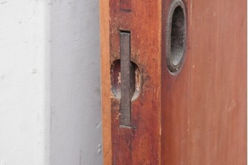 アンティーク建具　明治から大正期　新潟産　檜(ヒノキ)材　重厚な飾り金具を備えた蔵戸1枚　(R-089304)