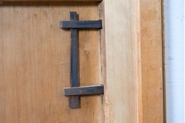 アンティーク建具　明治から大正期　新潟産　檜(ヒノキ)材　重厚な飾り金具を備えた蔵戸1枚　(R-089304)
