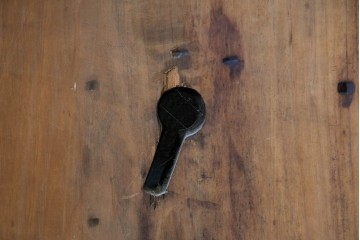 アンティーク建具　明治から大正期　新潟産　檜(ヒノキ)材　重厚な飾り金具を備えた蔵戸1枚　(R-089304)