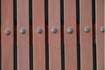 アンティーク建具　昭和初期　北陸産　総欅(ケヤキ)材　縦格子と重厚な飾り金具が印象的な蔵戸1枚　(R-089305)