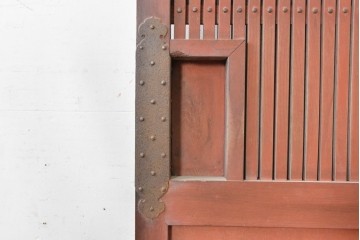 アンティーク建具　昭和初期　北陸産　総欅(ケヤキ)材　縦格子と重厚な飾り金具が印象的な蔵戸1枚　(R-089305)