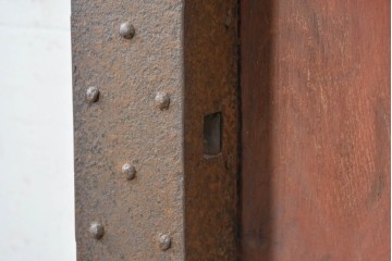 アンティーク建具　昭和初期　北陸産　総欅(ケヤキ)材　縦格子と重厚な飾り金具が印象的な蔵戸1枚　(R-089305)