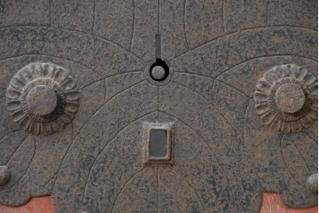 アンティーク建具　昭和初期　北陸産　総欅(ケヤキ)材　縦格子と重厚な飾り金具が印象的な蔵戸1枚　(R-089305)