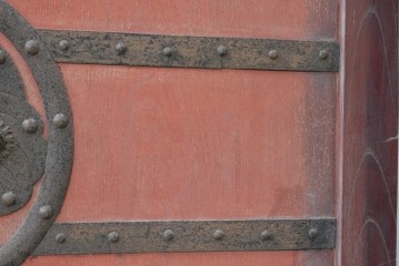 アンティーク建具　昭和初期　北陸産　総欅(ケヤキ)材　縦格子と重厚な飾り金具が印象的な蔵戸1枚　(R-089305)