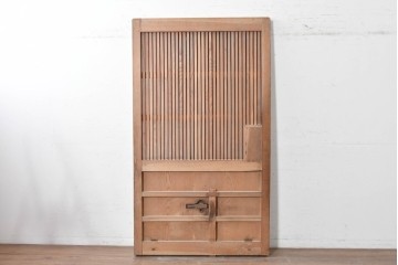 アンティーク建具　昭和初期　北陸産　総欅(ケヤキ)材　縦格子と重厚な飾り金具が印象的な蔵戸1枚　(R-089305)