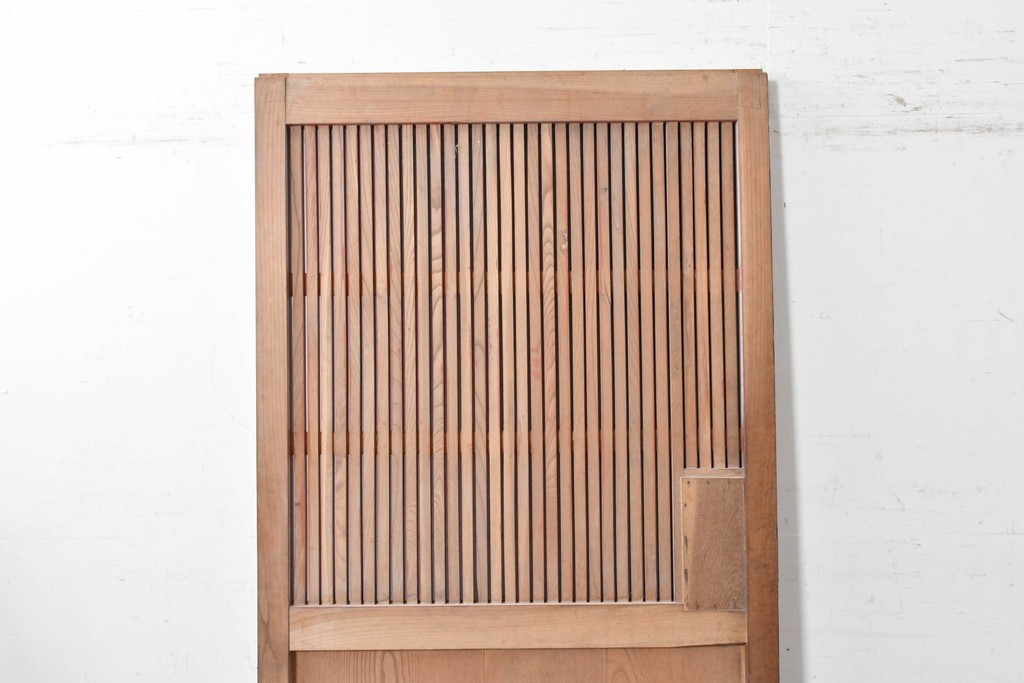 アンティーク建具　昭和初期　北陸産　総欅(ケヤキ)材　縦格子と重厚な飾り金具が印象的な蔵戸1枚　(R-089305)