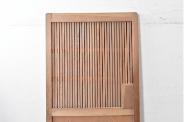 アンティーク建具　昭和初期　北陸産　総欅(ケヤキ)材　縦格子と重厚な飾り金具が印象的な蔵戸1枚　(R-089305)