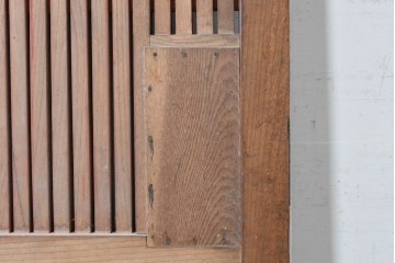 アンティーク建具　昭和初期　北陸産　総欅(ケヤキ)材　縦格子と重厚な飾り金具が印象的な蔵戸1枚　(R-089305)