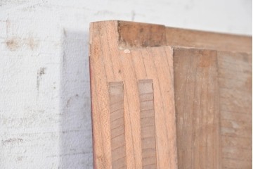 アンティーク建具　昭和初期　北陸産　総欅(ケヤキ)材　縦格子と重厚な飾り金具が印象的な蔵戸1枚　(R-089305)