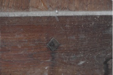 アンティーク建具　明治から大正期　重厚!!　上手物!!　新潟産　総欅(ケヤキ)材　力強い木目と飾り金具が魅力的な蔵戸1枚　(R-089306)