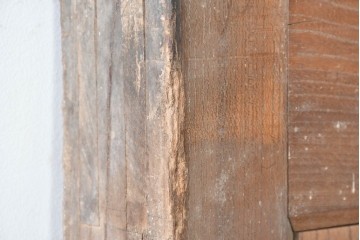 アンティーク建具　明治から大正期　重厚!!　上手物!!　新潟産　総欅(ケヤキ)材　力強い木目と飾り金具が魅力的な蔵戸1枚　(R-089306)