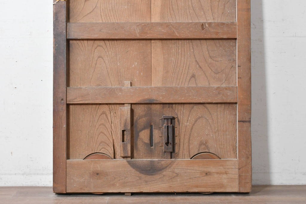 アンティーク建具　明治から大正期　重厚!!　上手物!!　新潟産　総欅(ケヤキ)材　力強い木目と飾り金具が魅力的な蔵戸1枚　(R-089306)