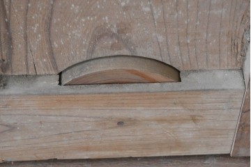 アンティーク建具　明治から大正期　重厚!!　上手物!!　新潟産　総欅(ケヤキ)材　力強い木目と飾り金具が魅力的な蔵戸1枚　(R-089306)
