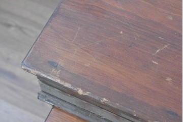 アンティーク雑貨　使い込まれた無垢の木肌が味わい深い卓上ピアノ　(R-089310)