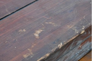 アンティーク雑貨　使い込まれた無垢の木肌が味わい深い卓上ピアノ　(R-089310)