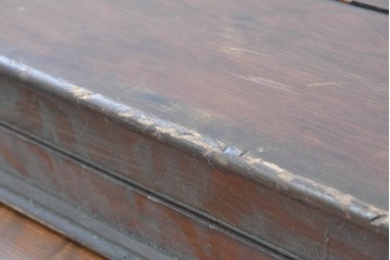 アンティーク雑貨　使い込まれた無垢の木肌が味わい深い卓上ピアノ　(R-089310)
