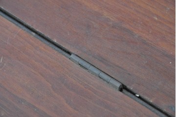 アンティーク雑貨　使い込まれた無垢の木肌が味わい深い卓上ピアノ　(R-089310)