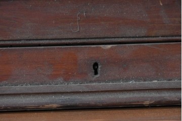 アンティーク雑貨　使い込まれた無垢の木肌が味わい深い卓上ピアノ　(R-089310)