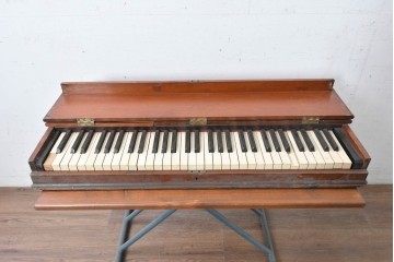 アンティーク雑貨　使い込まれた無垢の木肌が味わい深い卓上ピアノ　(R-089310)