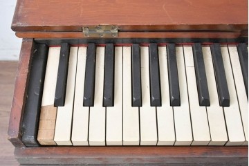 アンティーク雑貨　使い込まれた無垢の木肌が味わい深い卓上ピアノ　(R-089310)
