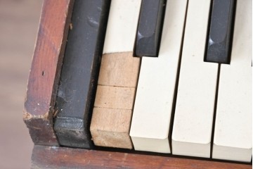 アンティーク雑貨　使い込まれた無垢の木肌が味わい深い卓上ピアノ　(R-089310)
