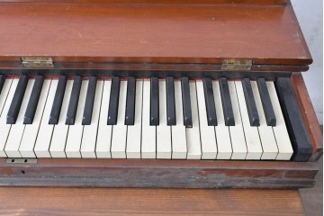 アンティーク雑貨　使い込まれた無垢の木肌が味わい深い卓上ピアノ　(R-089310)