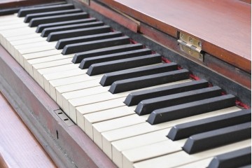 アンティーク雑貨　使い込まれた無垢の木肌が味わい深い卓上ピアノ　(R-089310)