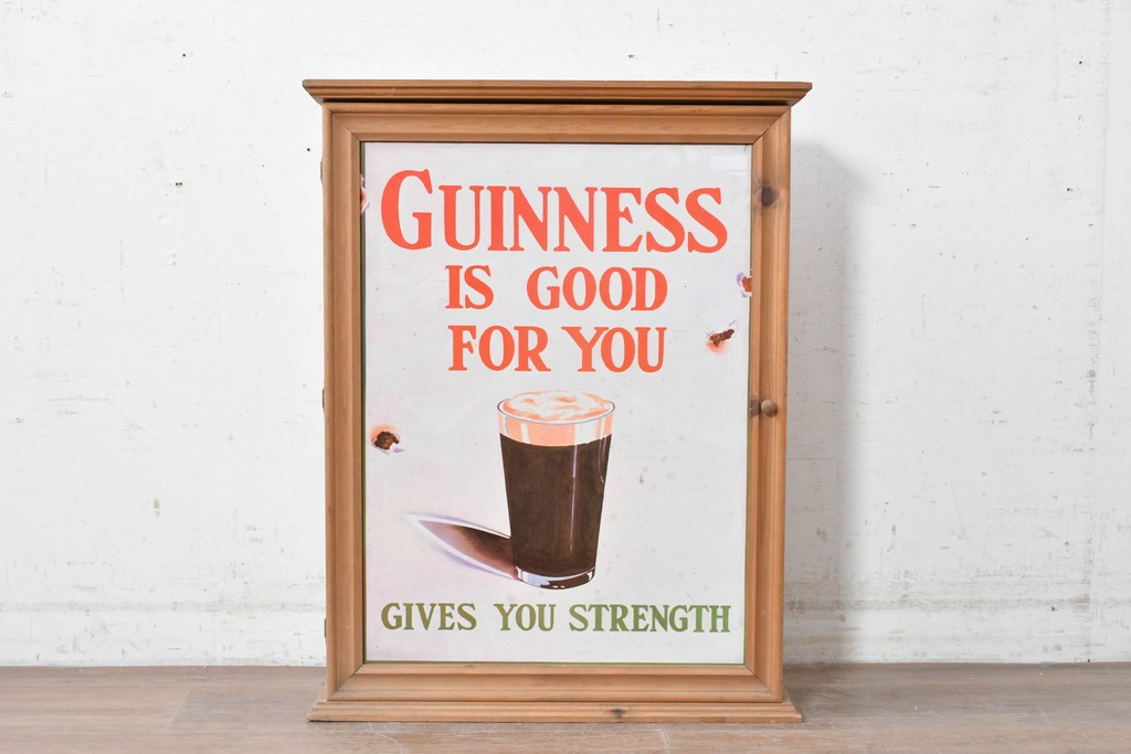 イギリスヴィンテージ　パイン材　GUINNESS(ギネス)の広告がレトロな小型キャビネット　(R-089311)