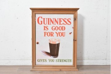 イギリスヴィンテージ　パイン材　GUINNESS(ギネス)の広告がレトロな小型キャビネット　(R-089311)
