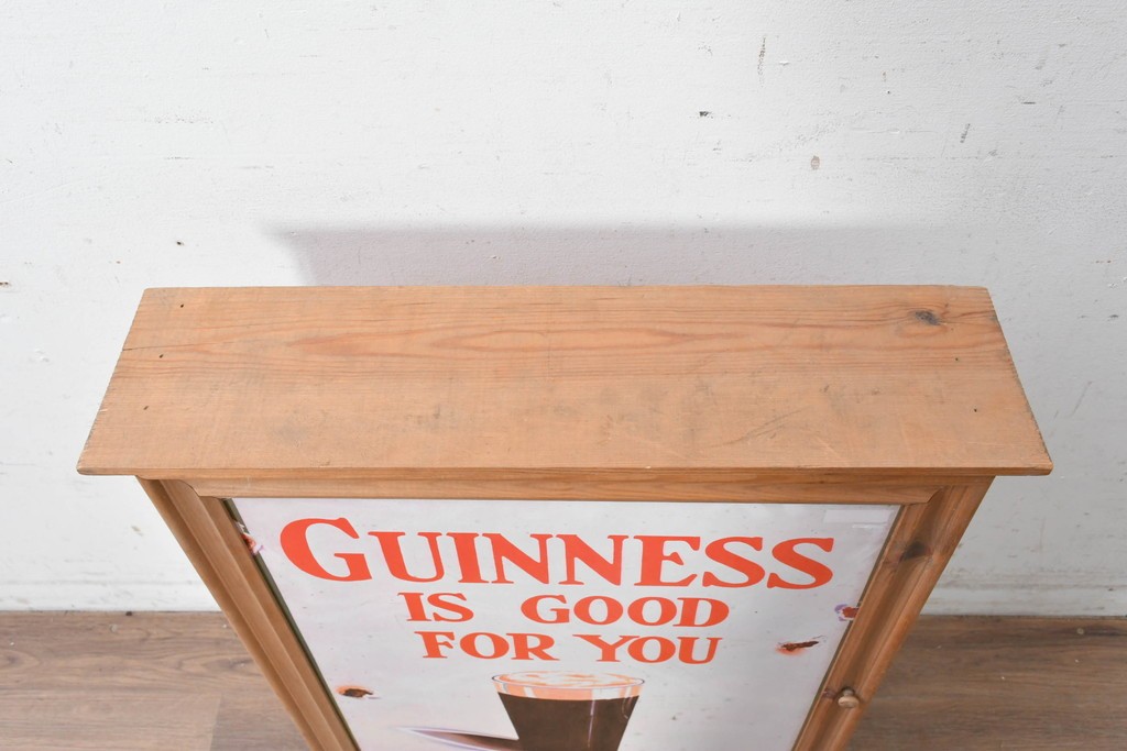 イギリスヴィンテージ　パイン材　GUINNESS(ギネス)の広告がレトロな小型キャビネット　(R-089311)