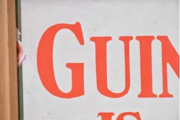 イギリスヴィンテージ　パイン材　GUINNESS(ギネス)の広告がレトロな小型キャビネット　(R-089311)