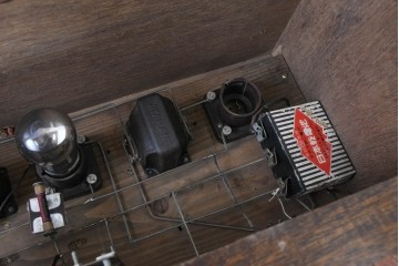 和製アンティーク　大正期から昭和初期　重厚な計器盤の表情が味わい深い真空管ラジオ　(R-089312)
