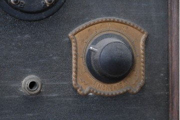和製アンティーク　大正期から昭和初期　重厚な計器盤の表情が味わい深い真空管ラジオ　(R-089312)