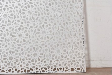 中古　ステンレス　透かし模様が軽やかな金属製装飾パネル　(R-089315)