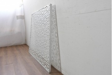 中古　ステンレス　透かし模様が軽やかな金属製装飾パネル　(R-089315)