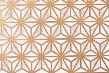 中古建具　鉄製　組子デザイン　麻の葉文様が端正に連なる透かし金属パネル1枚　※在庫4点あります　(R-089316)