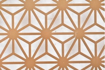 中古建具　鉄製　組子デザイン　麻の葉文様が端正に連なる透かし金属パネル1枚　※在庫4点あります　(R-089316)