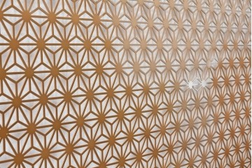 中古建具　鉄製　組子デザイン　麻の葉文様が端正に連なる透かし金属パネル1枚　※在庫4点あります　(R-089316)