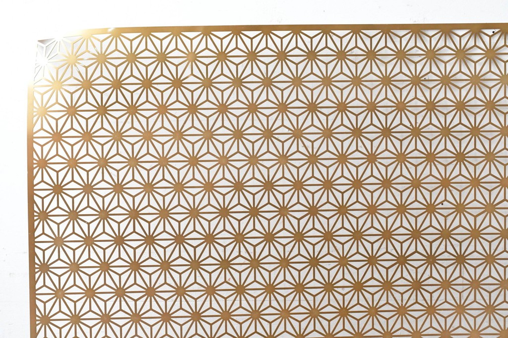 中古建具　鉄製　組子デザイン　麻の葉文様が端正に連なる透かし金属パネル1枚　※在庫2点あります　(R-089317)