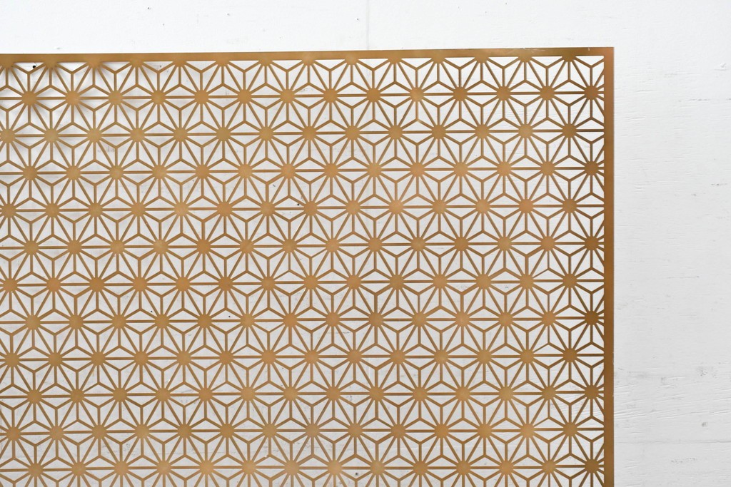 中古建具　鉄製　組子デザイン　麻の葉文様が端正に連なる透かし金属パネル1枚　※在庫2点あります　(R-089317)