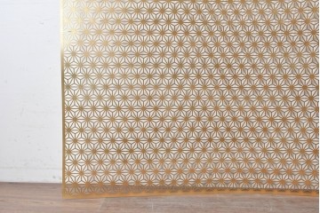 中古建具　鉄製　組子デザイン　麻の葉文様が端正に連なる透かし金属パネル1枚　※在庫2点あります　(R-089317)