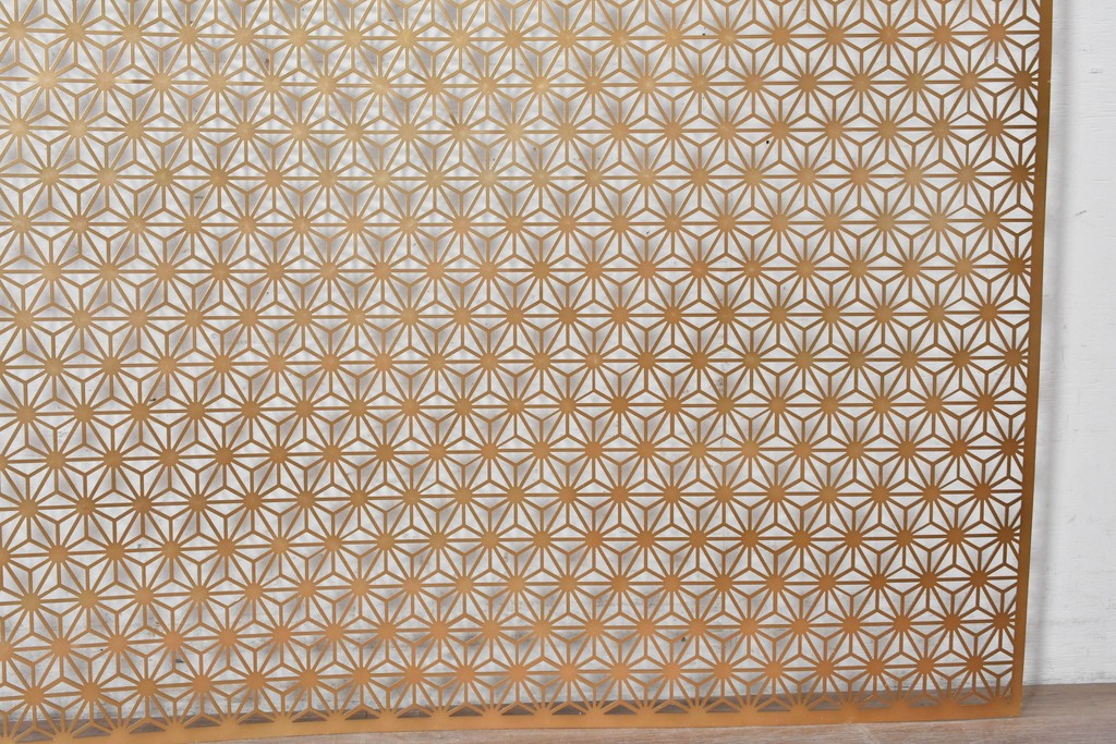 中古建具　鉄製　組子デザイン　麻の葉文様が端正に連なる透かし金属パネル1枚　※在庫2点あります　(R-089317)